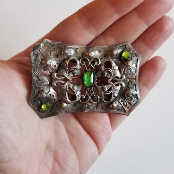 Antique brooch sash pin faux buckle green silver tone Edwardian C clasp - Picture 2 of 15